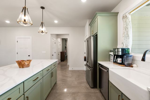 1271 Rock Springs Rd, Bethpage, TN 37022