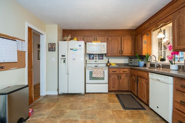 32 Doncaster Circle, Lynnfield, MA 01940