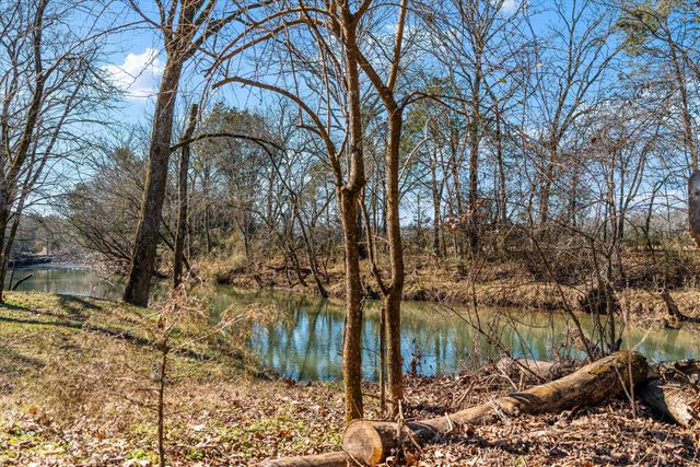 912 Old Columbia Rd, Unionville, TN 37180