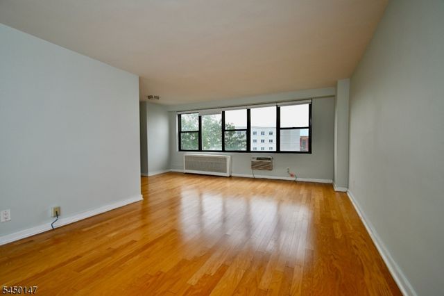 500 Central Ave 516, Union City, NJ 07087