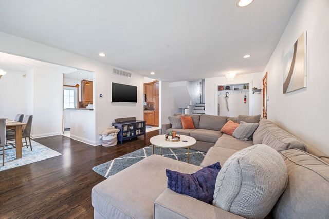 7621 Churchill Street, Morton Grove, IL 60053