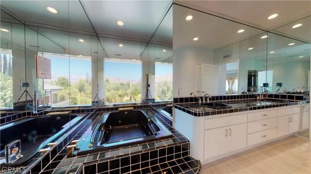 22500 N Summit Ridge, Chatsworth, CA 91311