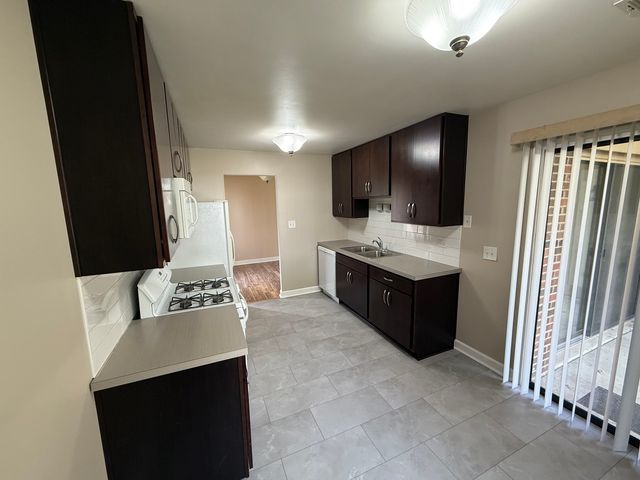 924 Surrey Drive 1A, Schaumburg, IL 60193