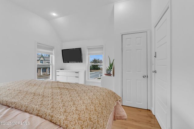 323 Roosevelt Avenue, Oakhurst, NJ 07755