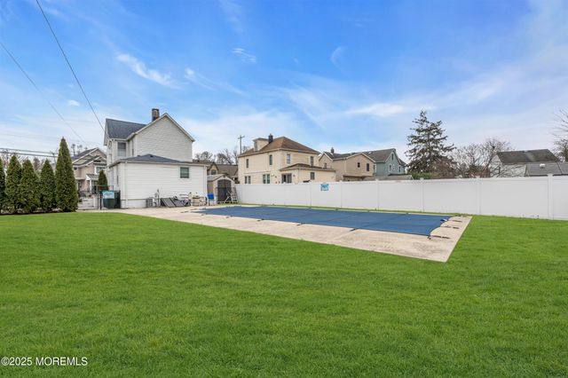 323 Roosevelt Avenue, Oakhurst, NJ 07755