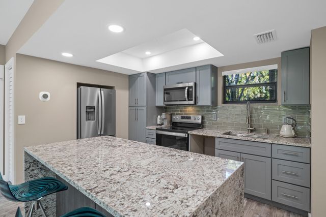 11863 Wimbledon Circle 438, Wellington, FL 33414