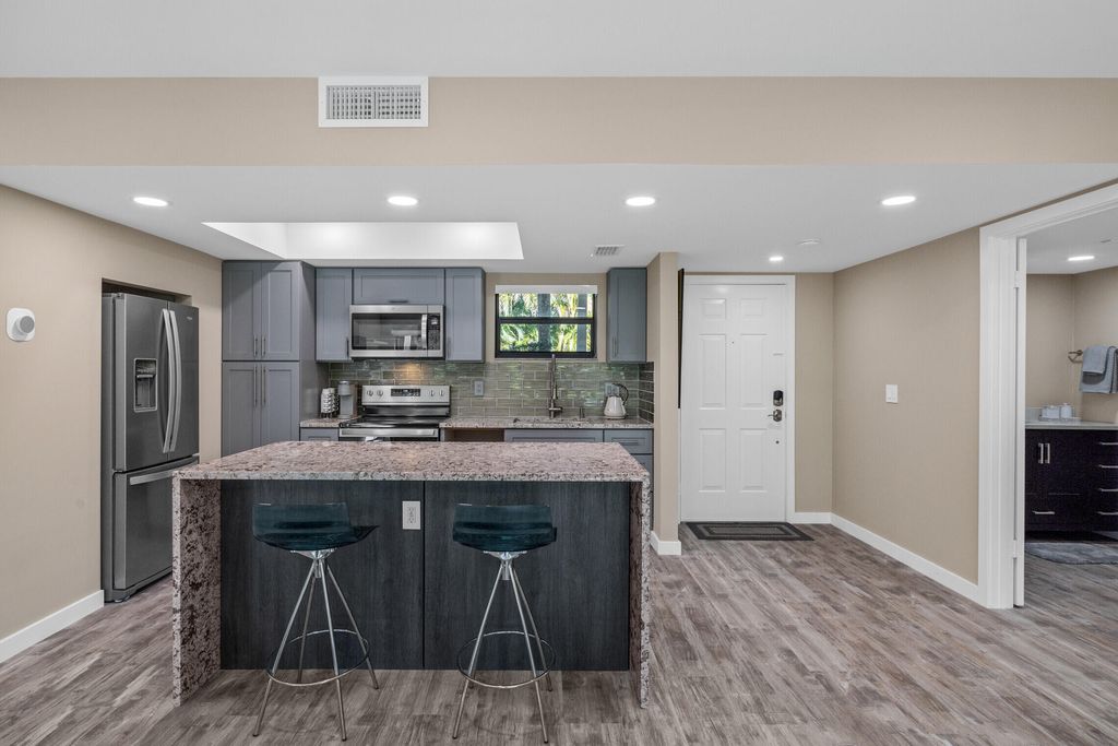 11863 Wimbledon Circle 438, Wellington, FL 33414