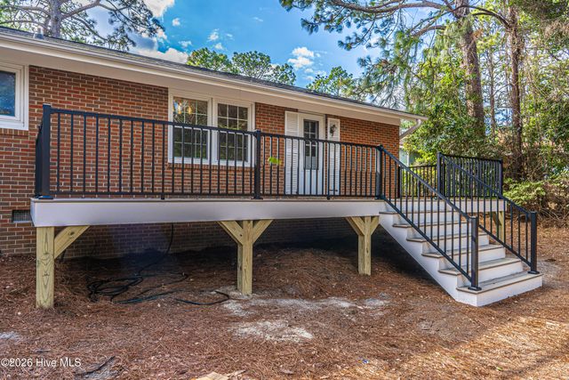 160 W Delaware Avenue, Southern Pines, NC 28387