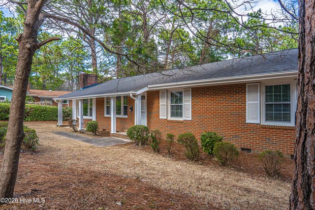 160 W Delaware Avenue, Southern Pines, NC 28387