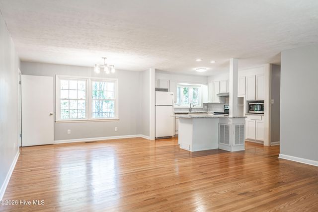 160 W Delaware Avenue, Southern Pines, NC 28387