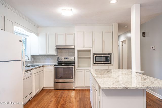 160 W Delaware Avenue, Southern Pines, NC 28387