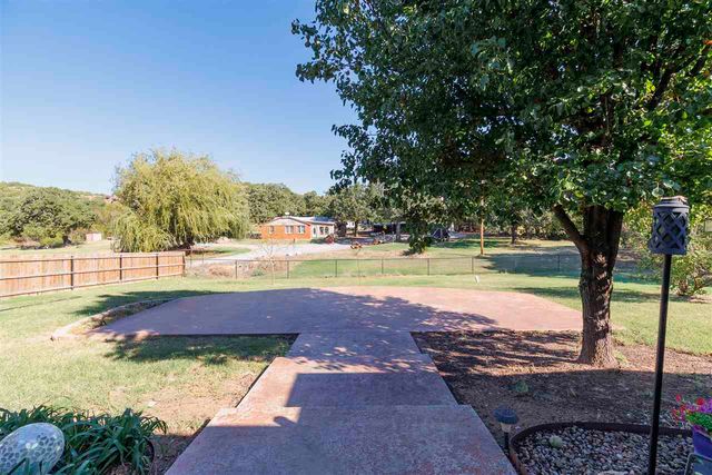 413 E Lake Dr, Medicine Park, OK 73557