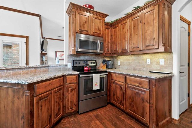 413 E Lake Dr, Medicine Park, OK 73557