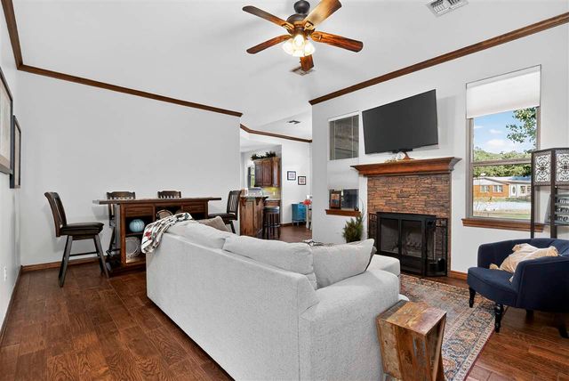 413 E Lake Dr, Medicine Park, OK 73557