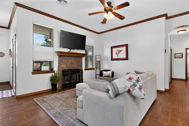 413 E Lake Dr, Medicine Park, OK 73557