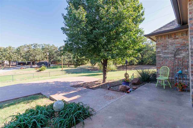 413 E Lake Dr, Medicine Park, OK 73557