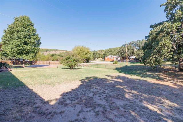 413 E Lake Dr, Medicine Park, OK 73557