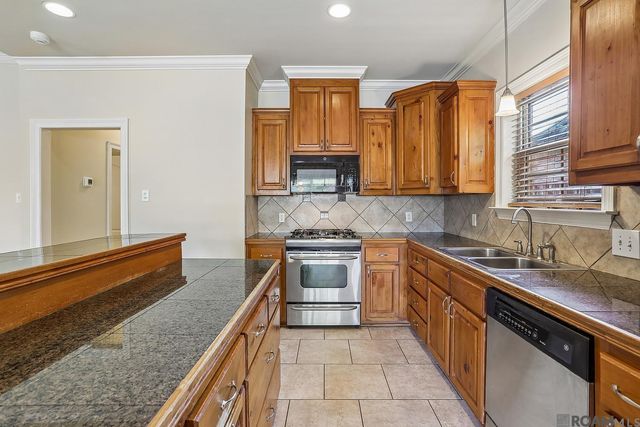 5738 Parkknoll Place Dr, Baton Rouge, LA 70816