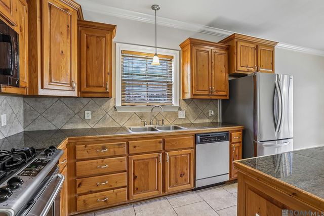 5738 Parkknoll Place Dr, Baton Rouge, LA 70816