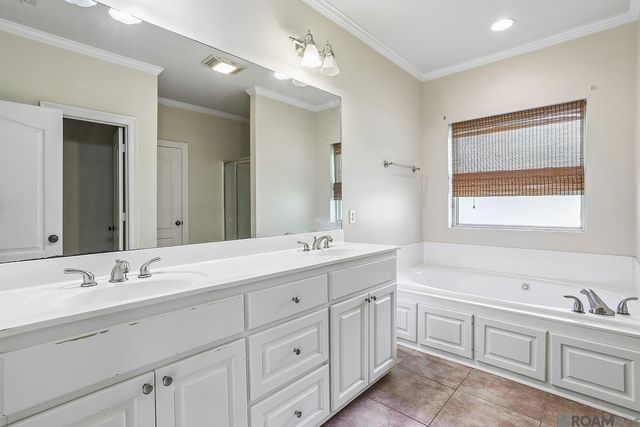 5738 Parkknoll Place Dr, Baton Rouge, LA 70816
