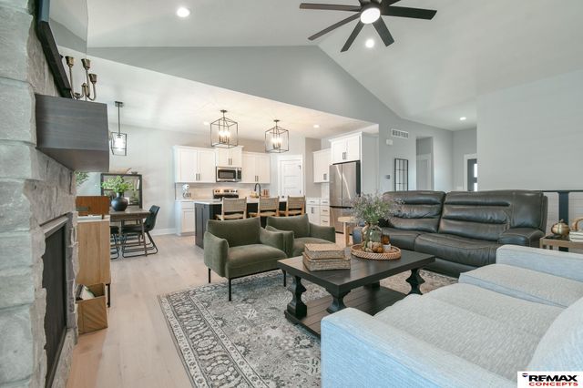 8915 S 75th Street, Lincoln, NE 68516