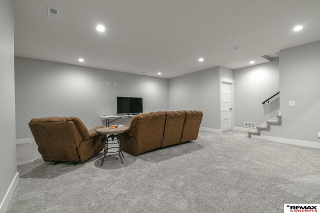 8915 S 75th Street, Lincoln, NE 68516