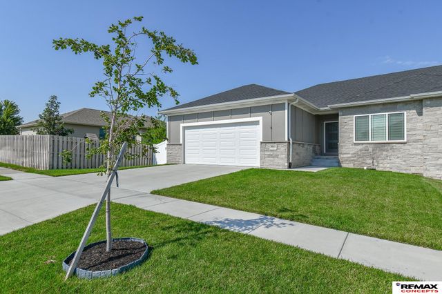 8915 S 75th Street, Lincoln, NE 68516