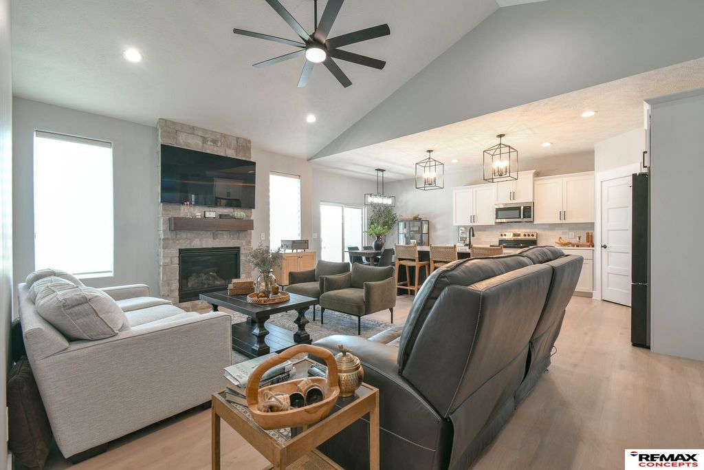 8915 S 75th Street, Lincoln, NE 68516