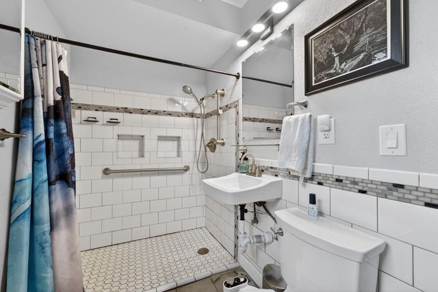 4804 61st St, Sacramento, CA 95820