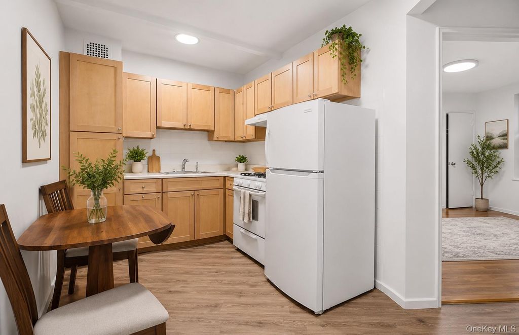 74-45 Yellowstone Boulevard 3D, Rego Park, NY 11374 — photo 3