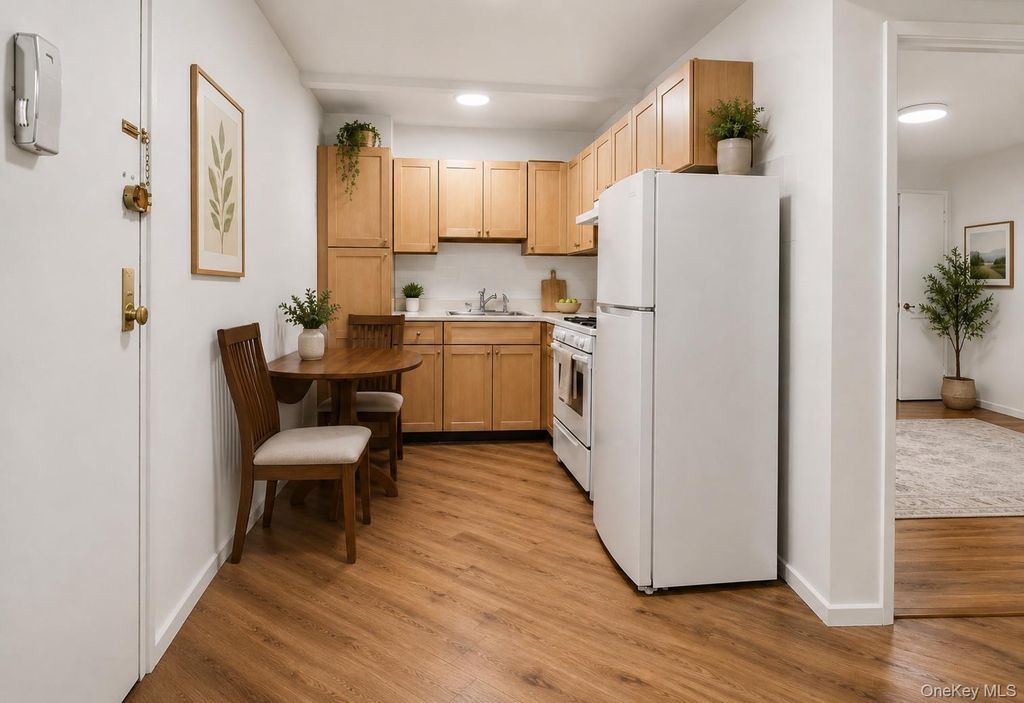 74-45 Yellowstone Boulevard 3D, Rego Park, NY 11374 — photo 4