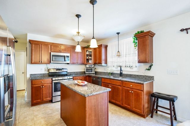 92 Tarkiln Pl, New Bedford, MA 02745