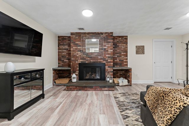 24 Glen St 1, Somerville, MA 02145