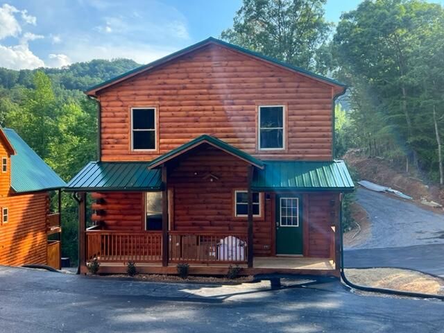 817 String Run Way, Pigeon Forge, TN 37863