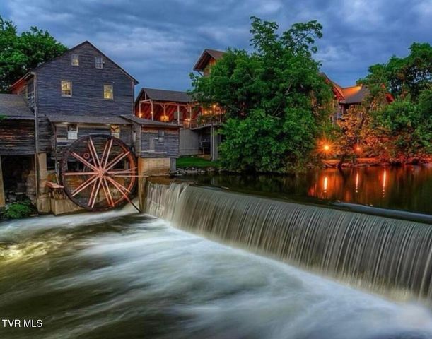 817 String Run Way, Pigeon Forge, TN 37863