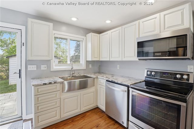 305 Caroline Drive, Hurricane, WV 25526
