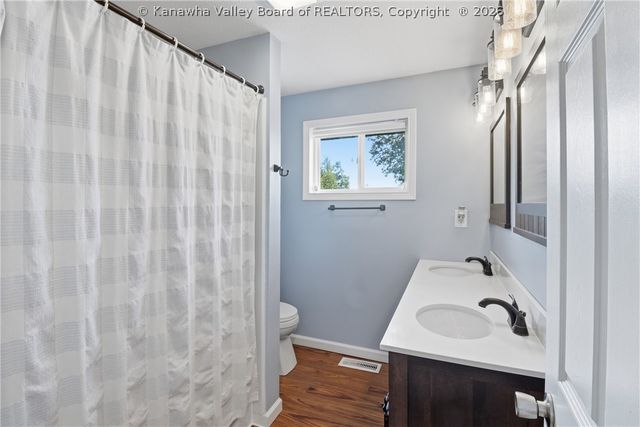 305 Caroline Drive, Hurricane, WV 25526
