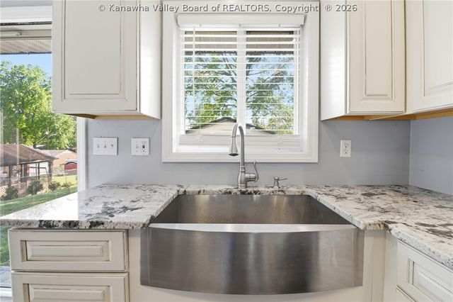 305 Caroline Drive, Hurricane, WV 25526