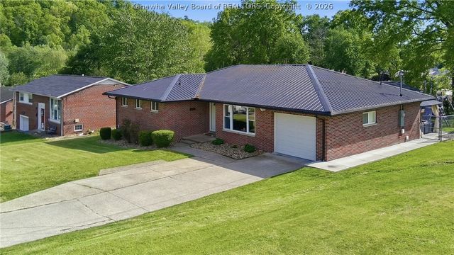 305 Caroline Drive, Hurricane, WV 25526