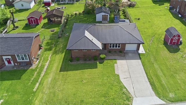 305 Caroline Drive, Hurricane, WV 25526