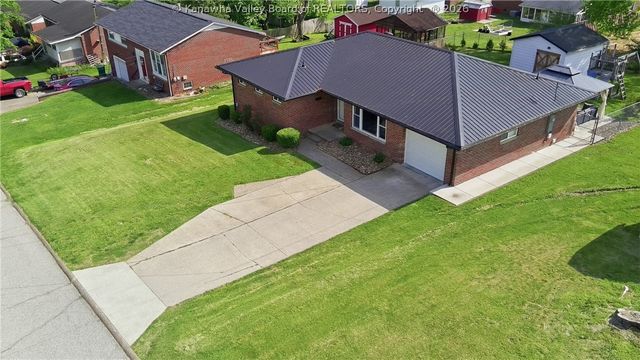 305 Caroline Drive, Hurricane, WV 25526