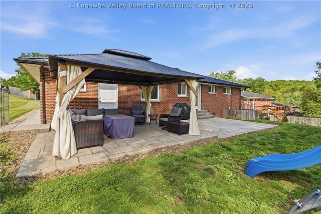 305 Caroline Drive, Hurricane, WV 25526