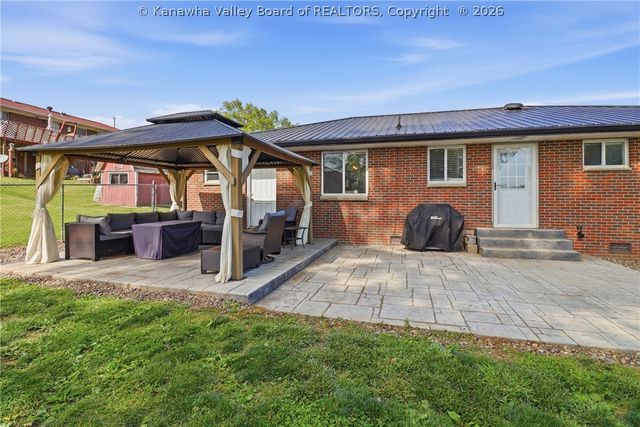 305 Caroline Drive, Hurricane, WV 25526