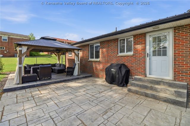 305 Caroline Drive, Hurricane, WV 25526