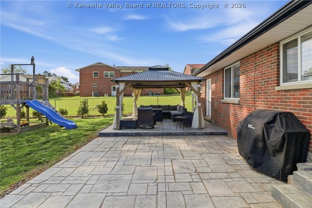 305 Caroline Drive, Hurricane, WV 25526