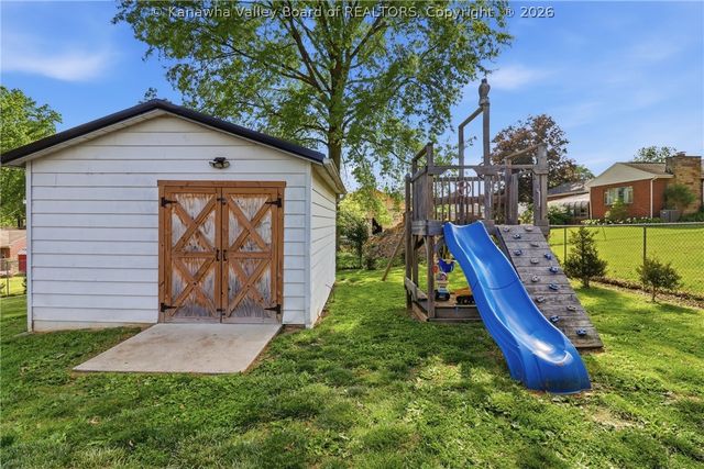 305 Caroline Drive, Hurricane, WV 25526