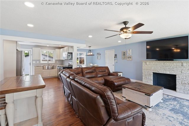 305 Caroline Drive, Hurricane, WV 25526