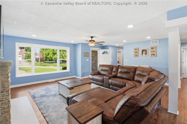 305 Caroline Drive, Hurricane, WV 25526