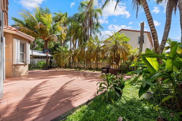 1021 NW 185th Ter, Pembroke Pines, FL 33029