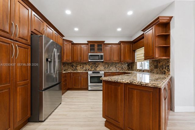 1021 NW 185th Ter, Pembroke Pines, FL 33029